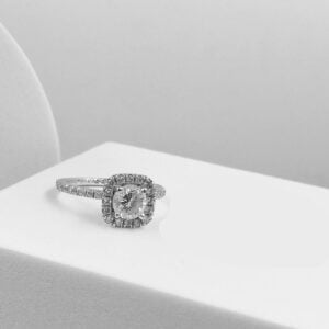 Anillos de Compromiso Diseño Halo Cuadrado con Piedra Central de Diamante