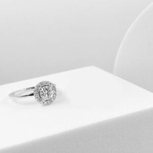 Anillos de Compromiso Diseño Halo Redondo con Piedra Central de Diamante