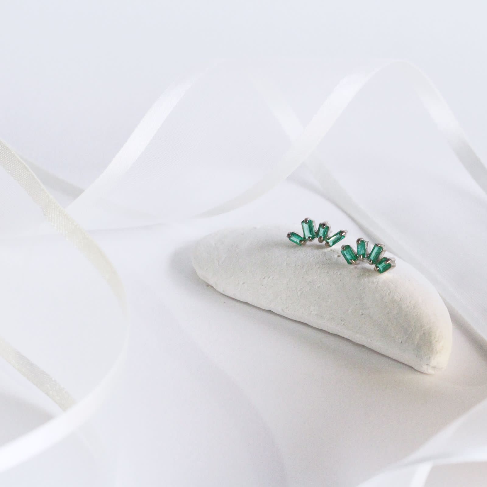 Aretes Esmeraldas Baguette Oro Blanco 18K