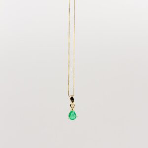 Charm Esmeralda Gota de Oro Amarillo 18K