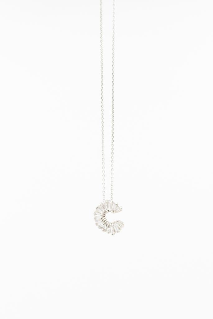 Initial Charm Letra C en Oro Blanco 18K con Diamantes Baguette