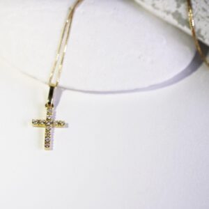 Joyas Exclusivas: Charm de Cruz con Diamantes en Oro Amarillo o Blanco 18K