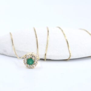 Charm de Esmeralda Redonda con Diamantes en Oro Amarillo y Cadena de 18K