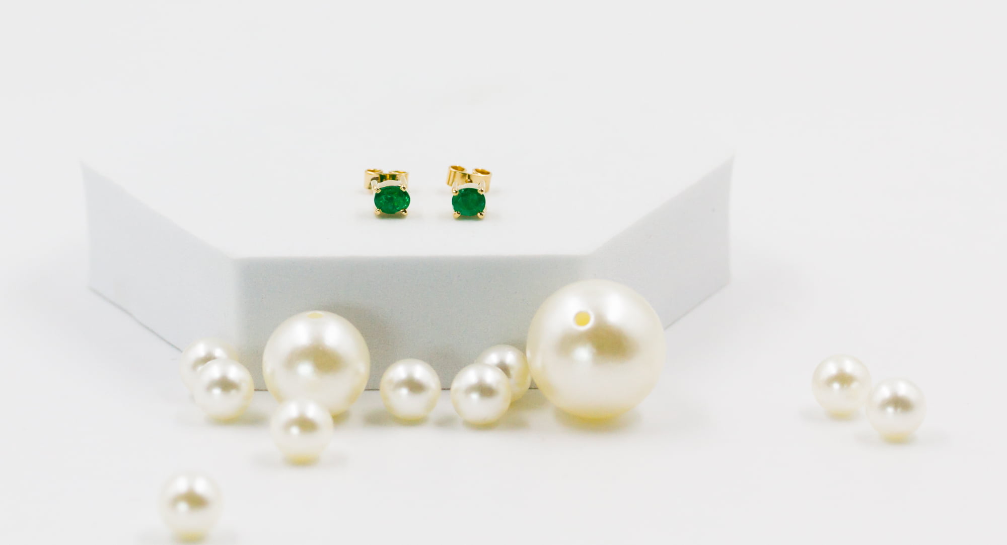 Aretes de 18K con Esmeraldas Ovaladas