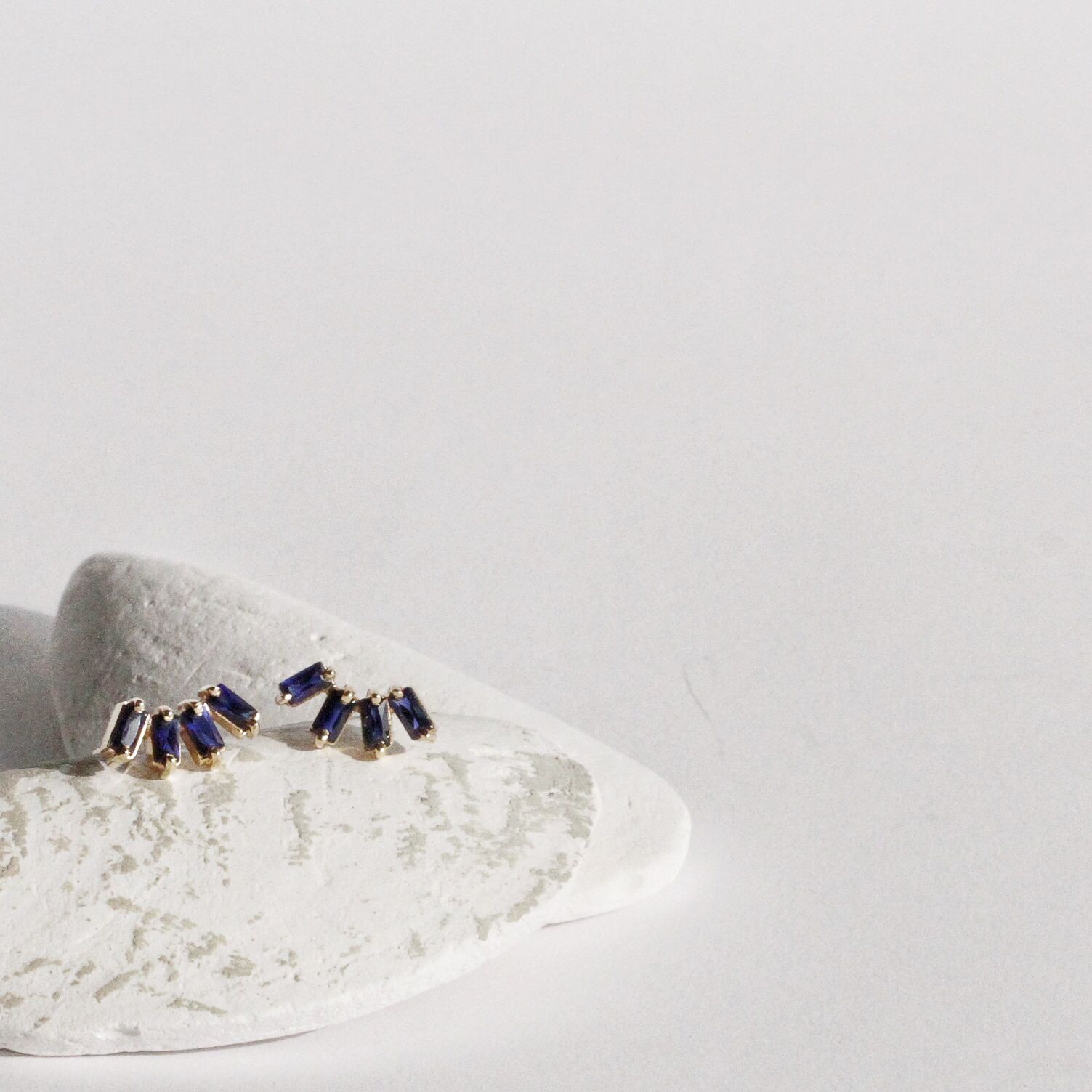Luce Elegante con Aretes de Zafiros Baguette - Image 2