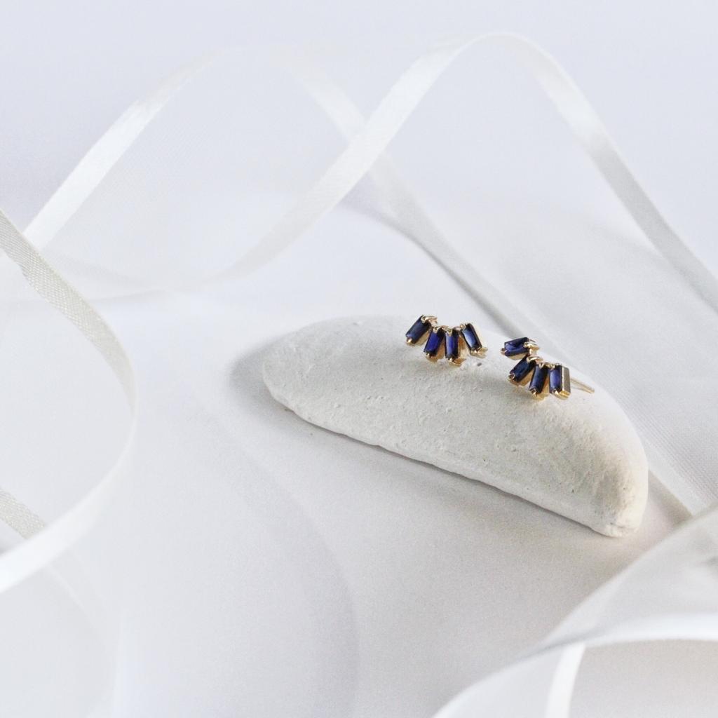 Luce Elegante con Aretes de Zafiros Baguette