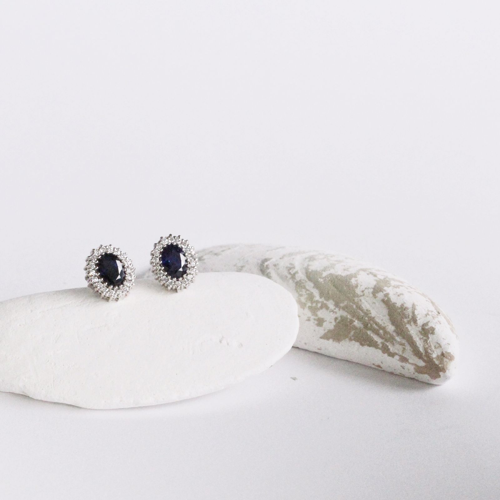 Aretes de Oro Blanco 18K con Zafiro Central y Circunferencia de Diamantes